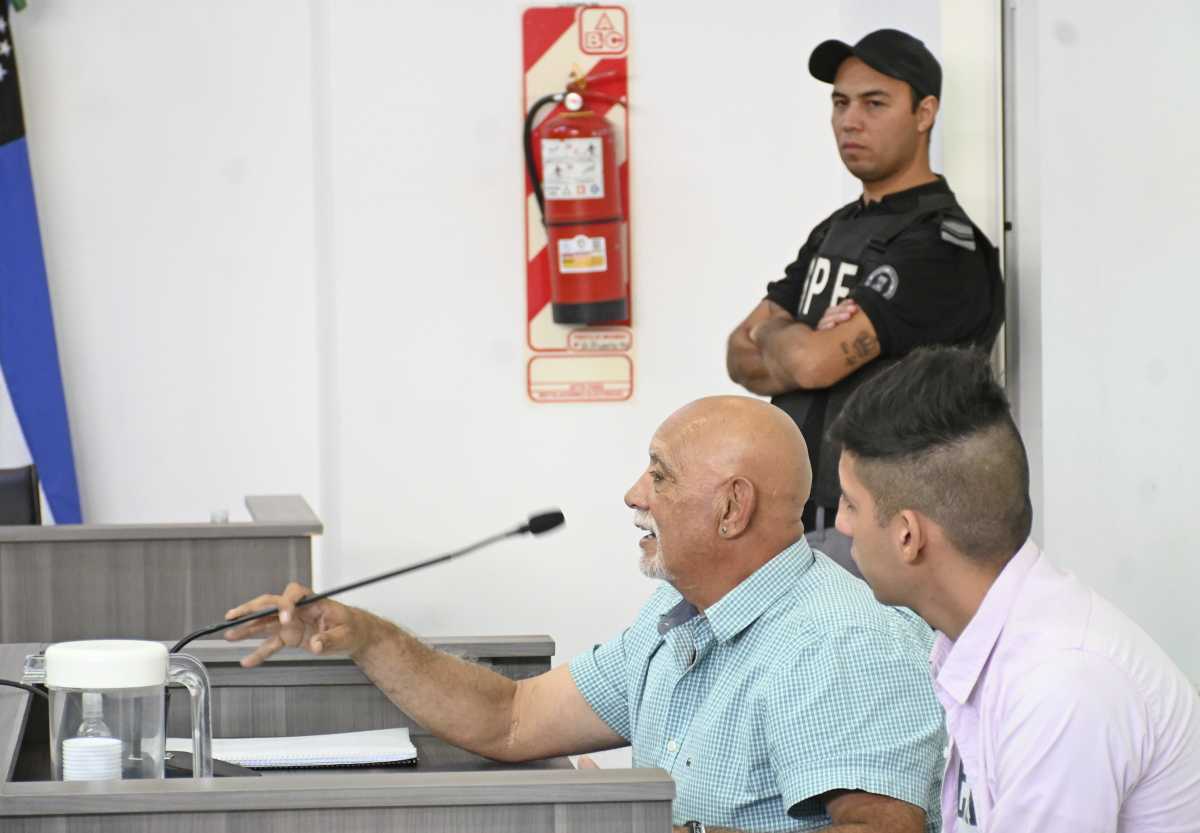 Vila junto al imputado Franco Hernández, en el juicio por coacción en Cipolletti (Florencia Salto) 
