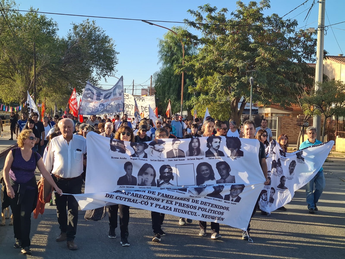 Familiares, HIJOS y agrupaciones políticas marcharon en Cutral Co (Foto: Andrea Vazquez)