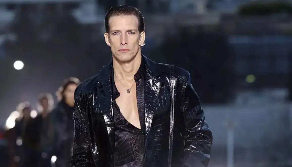 Iván de Pineda desfiló por la exclusiva pasarela de Versace. 