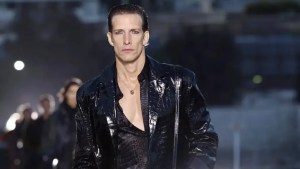 Iván de Pineda volvió a desfilar en la pasarela de Versace después de mucho tiempo