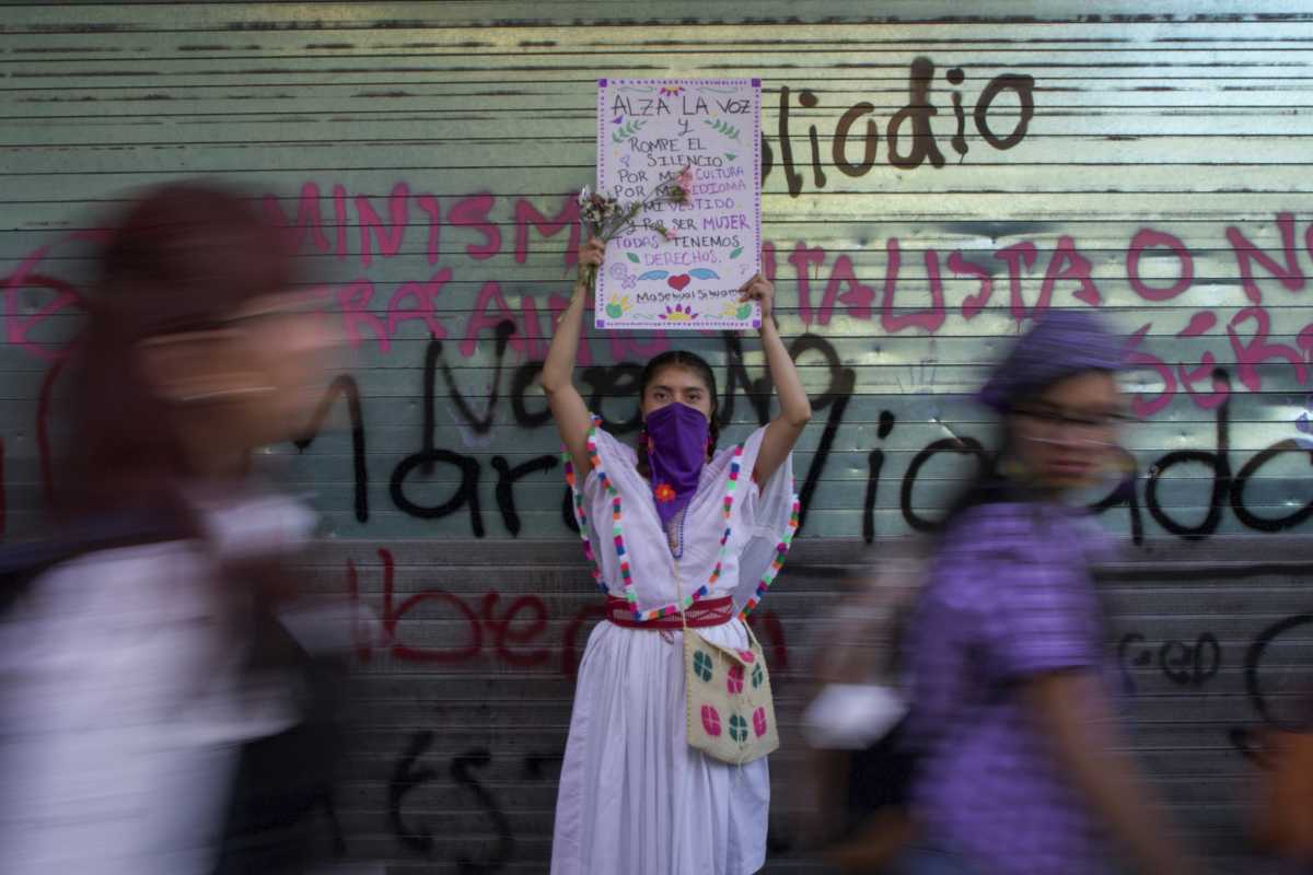 Una mujer sostiene un cartel durante la marcha contra la violencia de género, en conmemoración del Día Internacional de la Mujer, en la Ciudad de México, el miércoles 8 de marzo de 2023. (Foto AP/Jessica Espinosa)