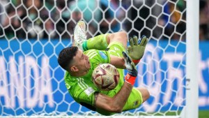 Subastaron por miles de dólares los guantes que Dibu Martínez usó en la final del Mundial
