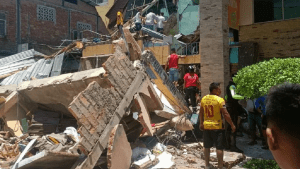Milagro en Ecuador: quedó atrapado con su bebé en una vivienda derrumbada y se salvaron