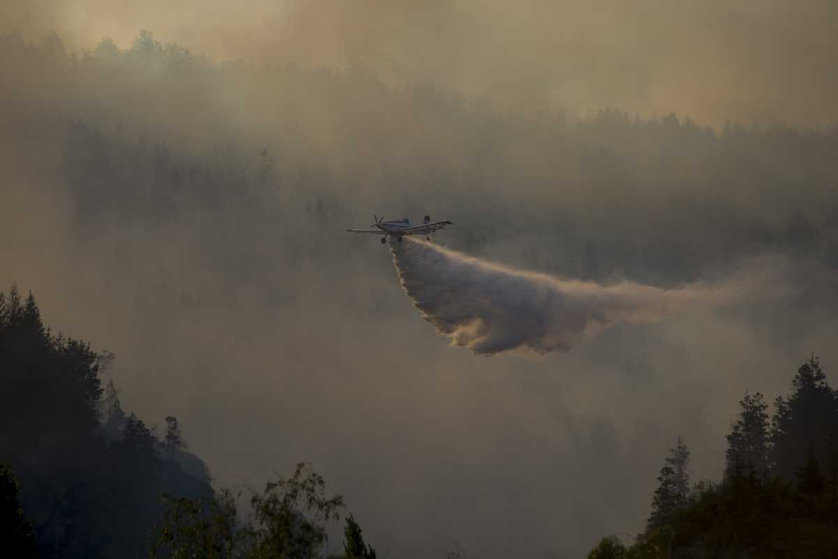 Las llamas están a menos de 100 metros del barrio la Usina. Foto Marcelo Martínez