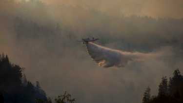 Las llamas están a menos de 100 metros del barrio la Usina. Foto Marcelo Martínez