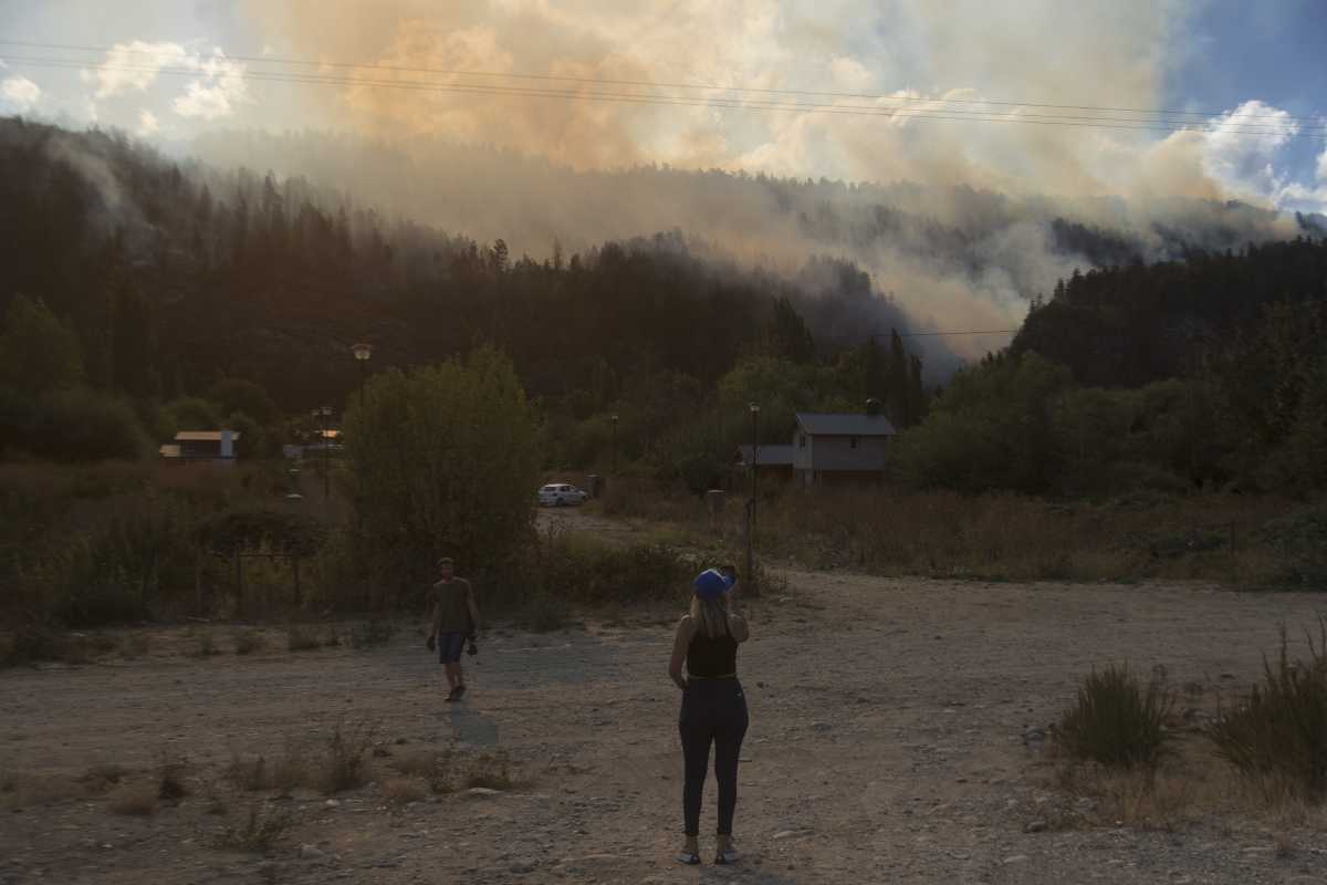 El incendio interfase comenzó el domingo después del mediodía, en un camping de Cascada Escondida, en El Bolsón. (Foto de archivo de Marcelo Martínez)