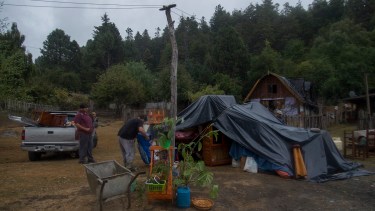 La gente se autoevacuó, pero antes sacó sus muebles de las viviendas. Foto: Marcelo Martínez