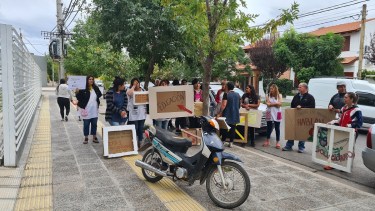 Llegaron hasta la Defensoría de la Niñez y Adolescencia, en Cutral Co (Foto: Andrea Vazquez)