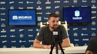 Fernando Romero creó el hit "Muchachos" y es hincha de Racing.