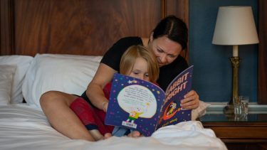 Consejo. Las familias deberían irse a dormir en silencio o con música suave
Crédito: Ben Griffiths/Unsplash
