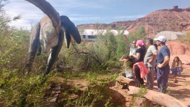 Parque en Lago Barreales. Es el Proyecto Dino, de la Universidad del Comahue, que se encuentra en Neuquén.