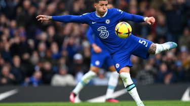 Enzo Fernández es el volante central del Chelsea. 