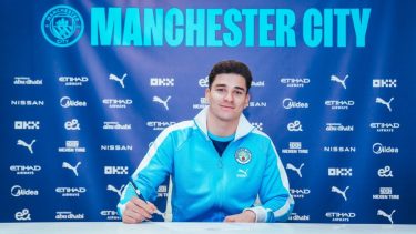 Álvarez amplió su contrato en Manchester City hasta el año 2028.