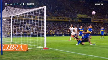 Boca pidió penal pero Baliño revisó en el VAR y no lo cobró.