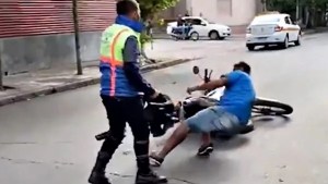 Un inspector de tránsito de Tucumán golpeó a un taxista que lo empujó y lo suspendieron