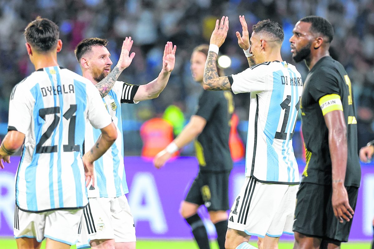Lionel Messi celebra junto a Ángel Di María, el sexto gol de la Selección. (AP Photo/Nicolas Aguilera)