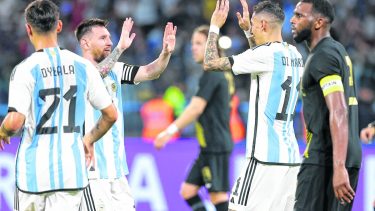 Lionel Messi celebra junto a Ángel Di María, el sexto gol de la Selección. (AP Photo/Nicolas Aguilera)