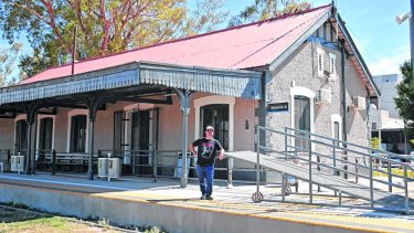 Miguel González, en la estación Cipolletti, una de las pocas declaradas de interés provincial, junto con las de Fernández Oro y Huergo. (Foto: Florencia Salto)