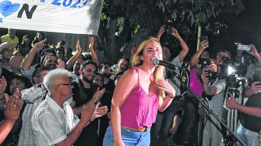La intendenta Soria, secundada por los ediles Juan Mercado y Nicolás Paschetta, reelectos. Foto Juan Thomes. 