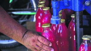 El policía retirado que apela a la salsa para vivir en Roca