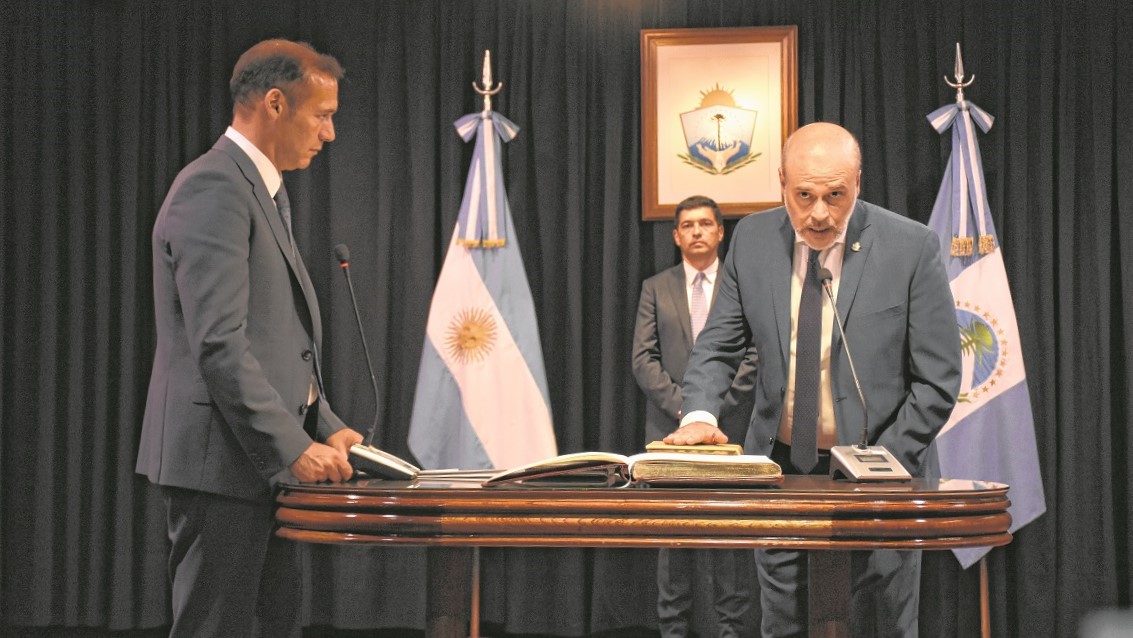 Sebastián González juró en el cargo en diciembre de 2019. Quieren que sea interpelado en la Cámara de Diputados. Foto Archivo.