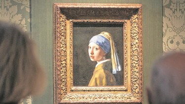 A la izquierda, el original de Johannes Vermeer y la derecha, la versión por AI. Foto AFP.
