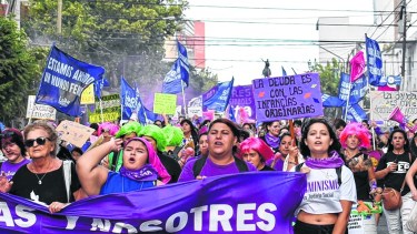 Neuquén mostró un arco con mujeres de todas las edades que pusieron cuerpo y voz para reclamar. Foto Matías Subat. 