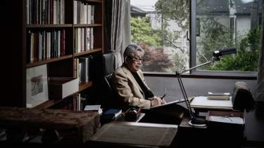 Conocido por su postura pacifista y antinuclear, Oe fue parte de una generación de escritores "profundamente herida" por la Segunda Guerra Mundial, pero llena de esperanzas de un renacimiento.