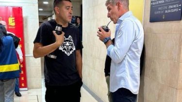 Juan Román y Martín tomaron unos mates en la previa del partido amistoso.