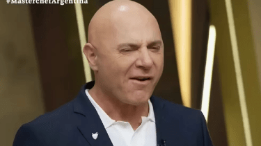Germán Martitegui al probar el plato de Delfina. 