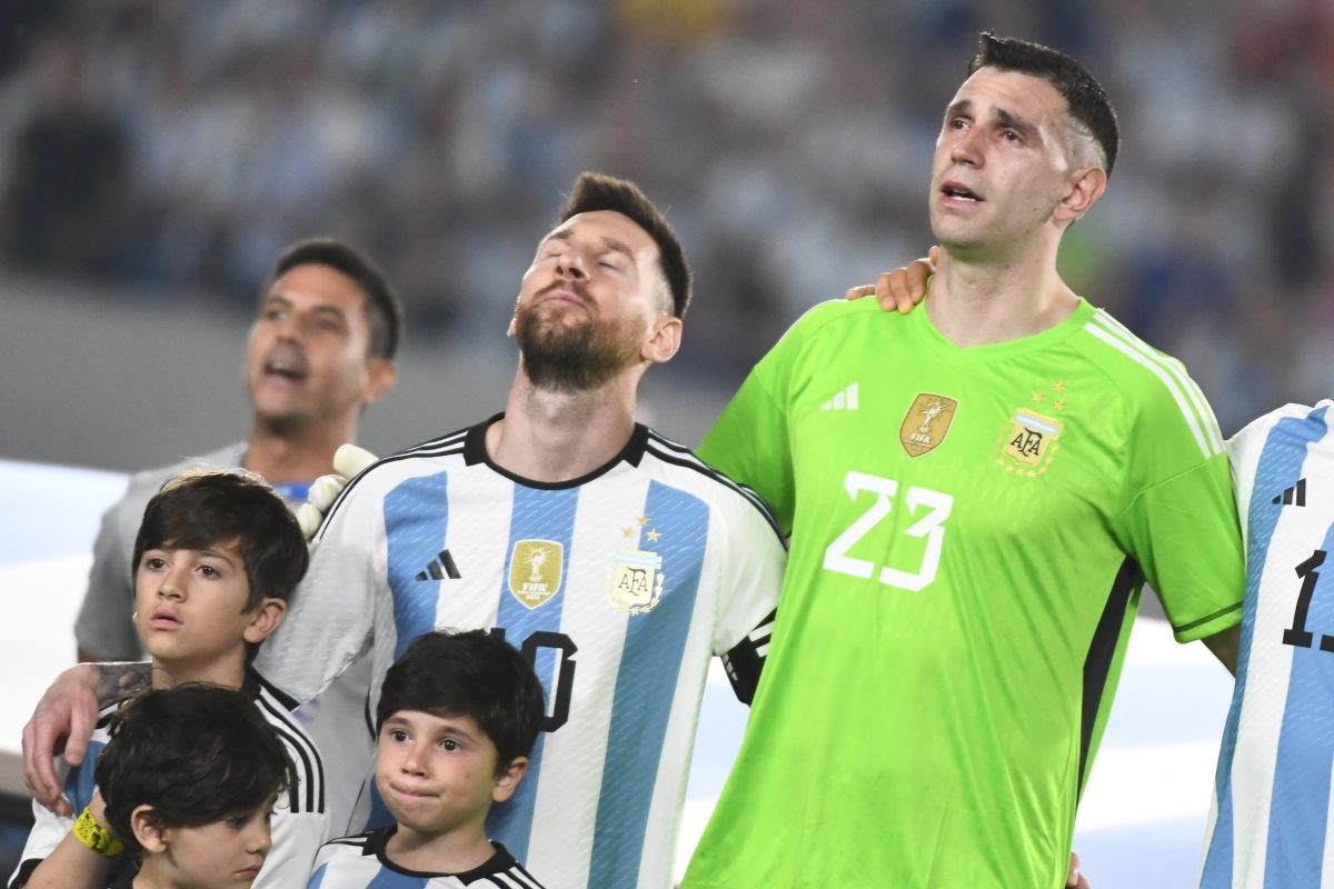 Con los ojos llorosos, Messi se esforzó para contener la emoción.