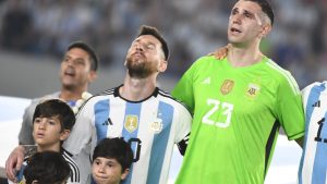La emoción de Messi, Dibu Martínez y Scaloni en el himno antes del partido de la Selección Argentina