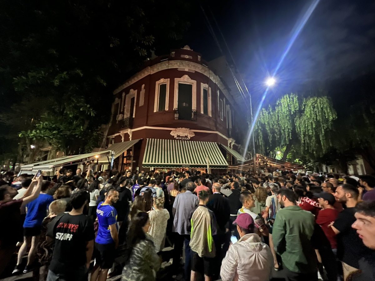 La famosa esquina del barrio de Palermo se llenó de gente por Messi.