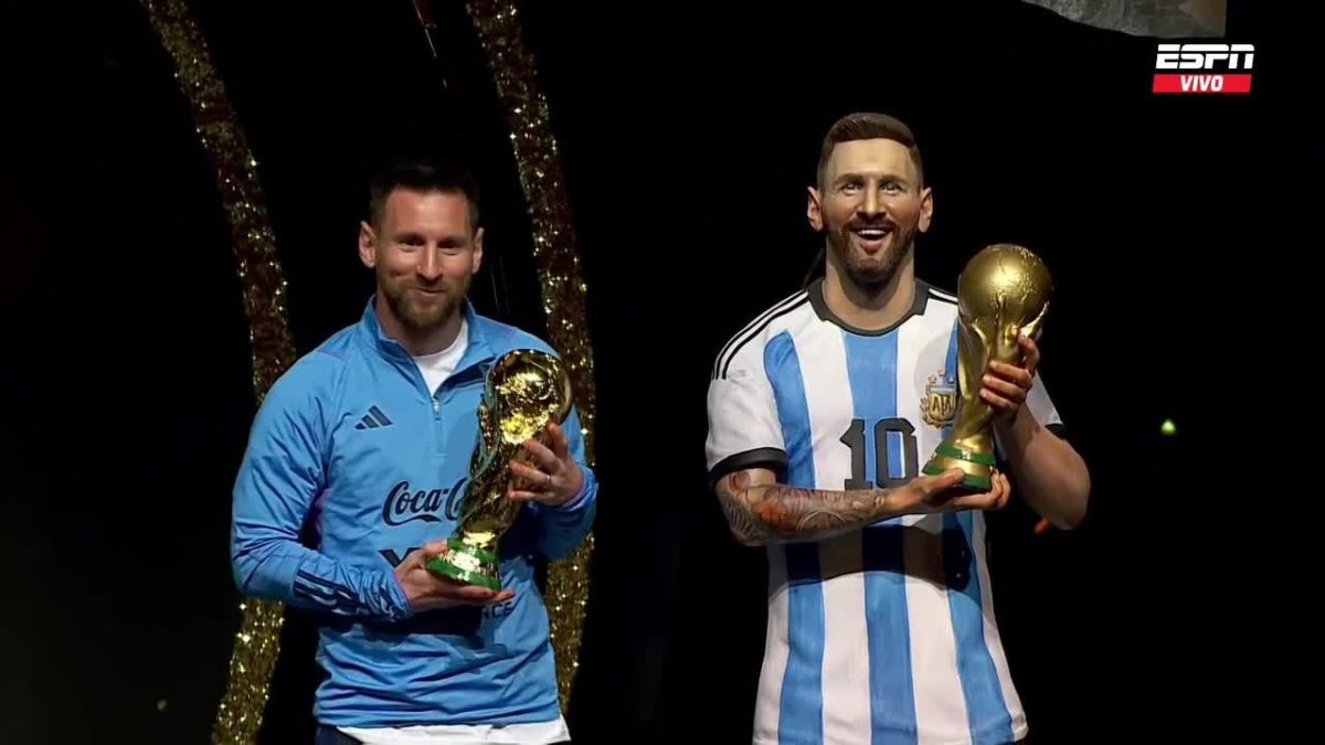 Messi junto a su estatua a tamaño real.