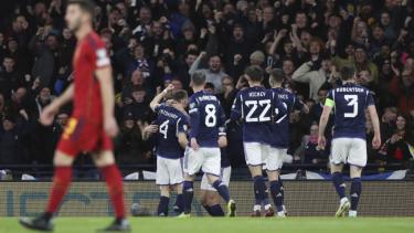 España jugó mal y perdió 2 a 0 contra Escocia.