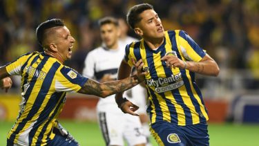 Véliz metió dos goles de cabeza en el 3-1 de Central a Gimnasia. (Foto: @RosarioCentral)