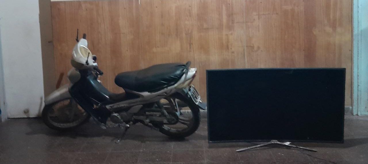 Los efectivos lograron recuperar una motocicleta y un televisor. Foto: Gentiliza.