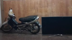 Robaron una motocicleta, la policía los encontró y los vecinos atacaron al personal en Roca