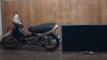 Los efectivos lograron recuperar una motocicleta y un televisor. Foto: Gentiliza.