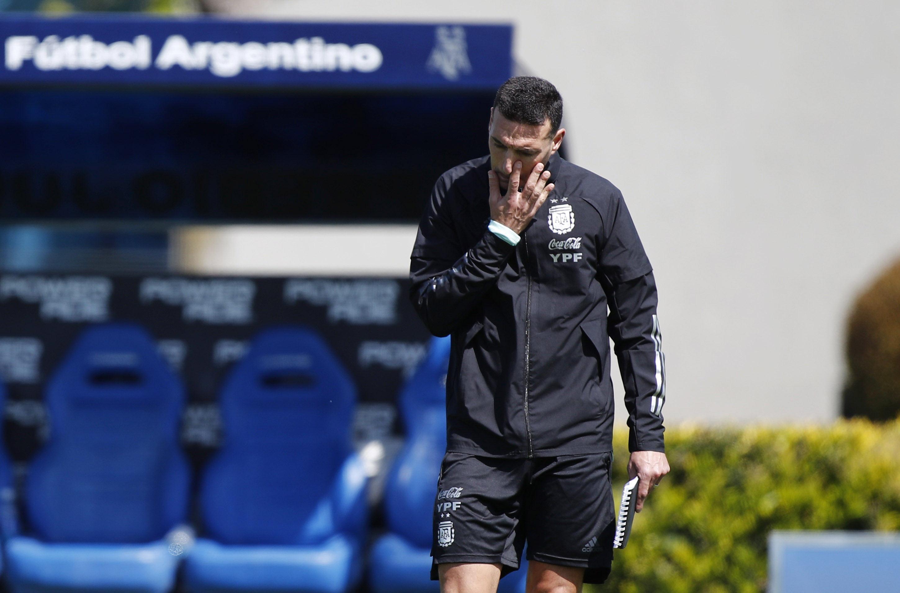 Soccer Football - World Cup - South American Qualifiers - Argentina Training - Julio Humberto Grondona Training Camp, Ezeiza, Argentina - October 6, 2021 Argentina coach Lionel Scaloni during training REUTERS/Agustin Marcarian
