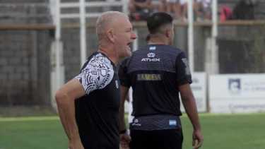 Lovrincevich se mostró activo y dio muchas indicaciones. (Foto: Oscar Livera)