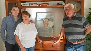 Emiliano, hermano de Facundo y sus padres, en su casa luego de brindar una entrevista con RÍO NEGRO. (Florencia Salto)