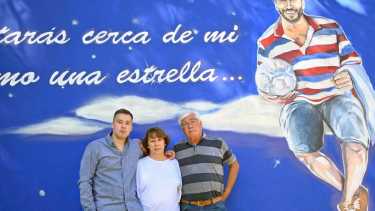 Los padres de Facundo Castillo, Esteban y Analía, junto a Emiliano. Foto:  Florencia Salto. 