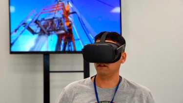 A través de los visores, otros participantes pueden sumergirse en la operación de perforación. Foto: Matías Subat. 