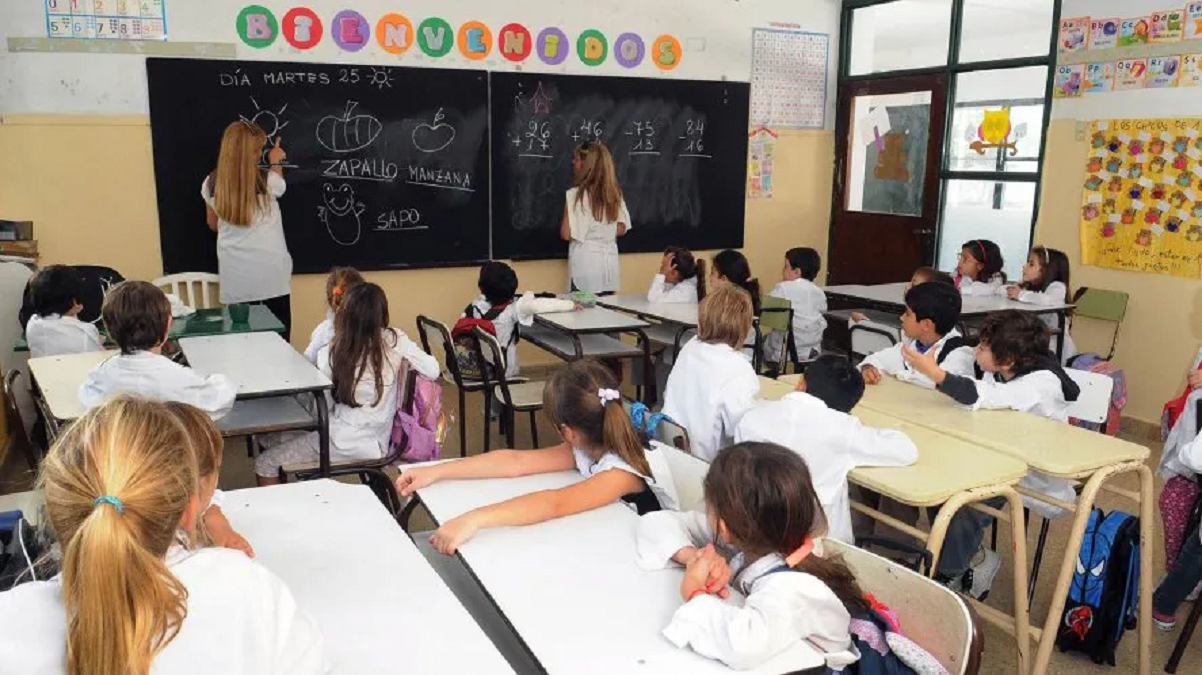 Una escuela de Rosario propuso "manguerear" a los estudiantes por la ola de calor. 