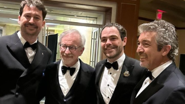 La foto de Steven Spielberg junto al equipo de "Argentina, 1985". 