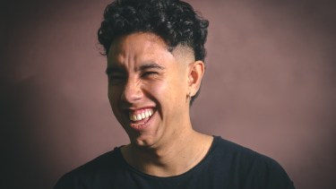 Dejó Ingenieria por la guitarra y el folclore: la historia de Nicolás Pérez, de Bajada del Agrio a ganar dos premios en Cosquín