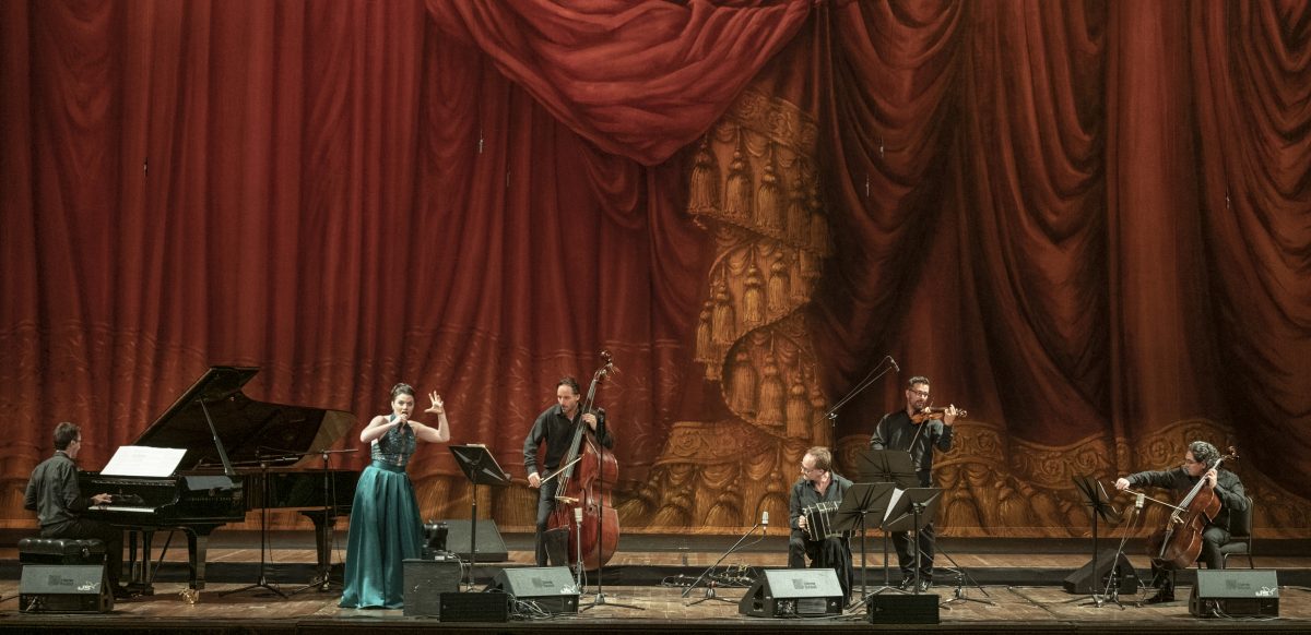 Inés Cuello, junto al quinteto de tango La Grela, durante una de las presentaciones en el Teatro Colón. (Foto: Máximo Parpagnoli)