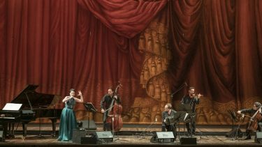Inés Cuello, junto al quinteto de tango La Grela, durante una de las presentaciones en el Teatro Colón. (Foto: Máximo Parpagnoli)