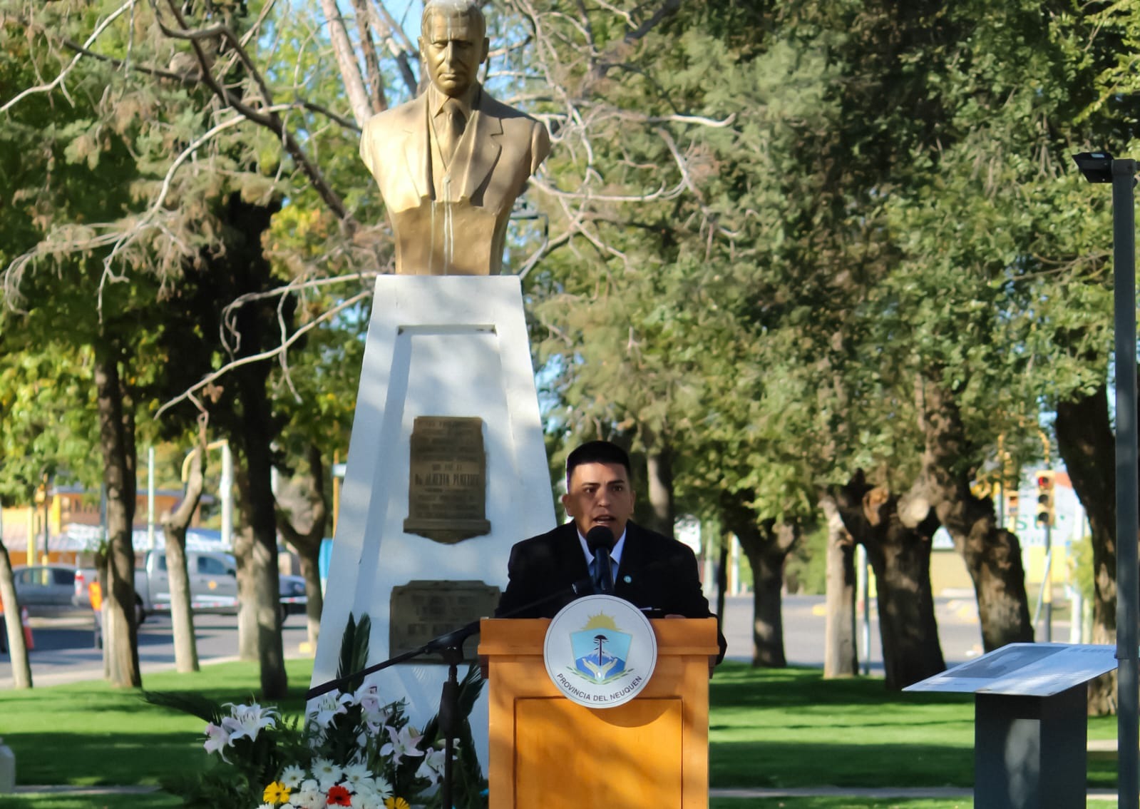 El intendente a cargo, Claudio Pinilla, llevó a cabo el acto protocolar en el monumento a Plottier 